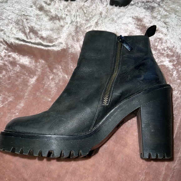 Dr Marten’s Magdalena black leather platform booties size 8 fit like a 9 - Picture 10 of 15